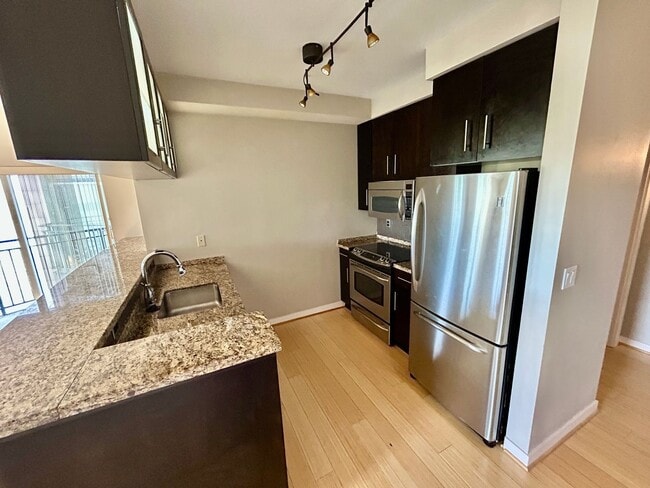 Building Photo - Gorgeous 2 bed 2 bath apartment in desirable University District area AVAILABLE NOW!