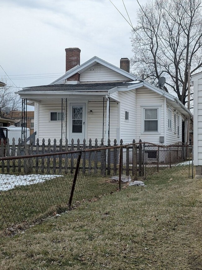 Building Photo - Cute 2 bedroom with detach garage and base...