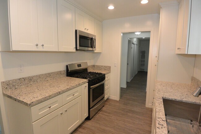 Foto del edificio - Totally Remodeled 4 BD 2 BA SFR in Hunting...