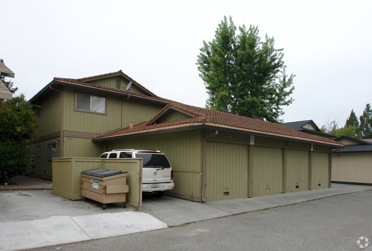Building Photo - 6510 Country Club Dr