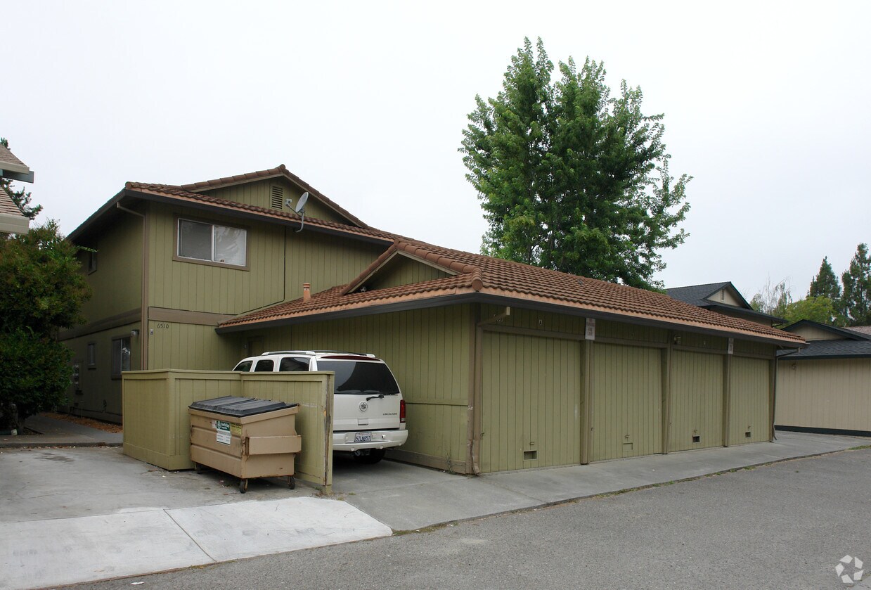Foto del edificio - 6510 Country Club Dr