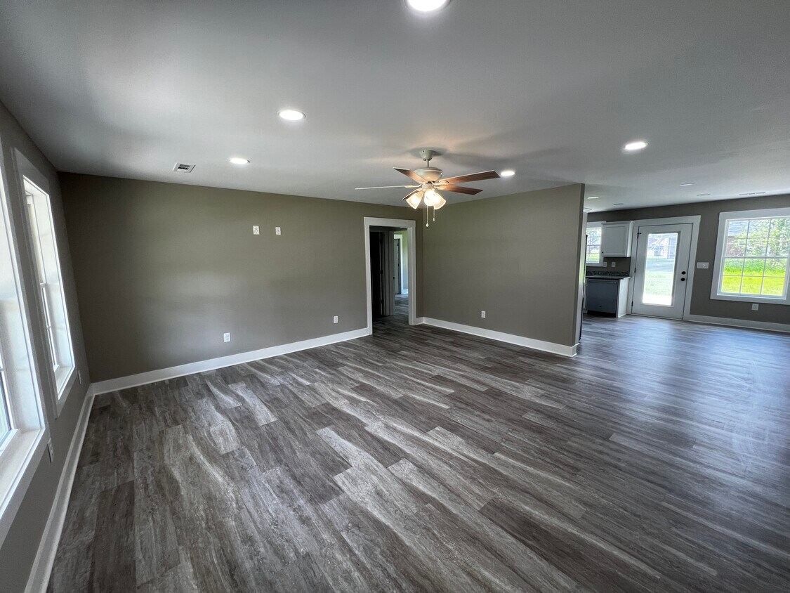 Building Photo - 184 Stillwood Dr