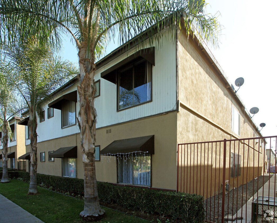 Building Photo - 208 W Hoover Ave