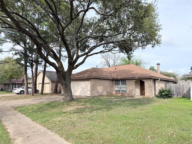 Foto del edificio - 5310 Park Shore Dr