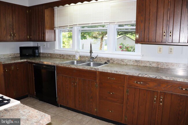 Building Photo - 204 Minta Ct
