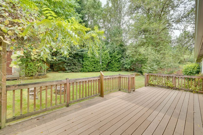 Building Photo - Bothell Rambler Walking Distance to DT Bot...