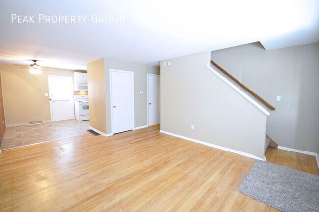 Foto del edificio - Available in June! Located Steps Away from...
