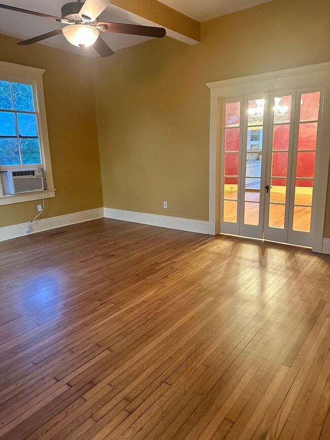 Living room - 7800 Jeannette St