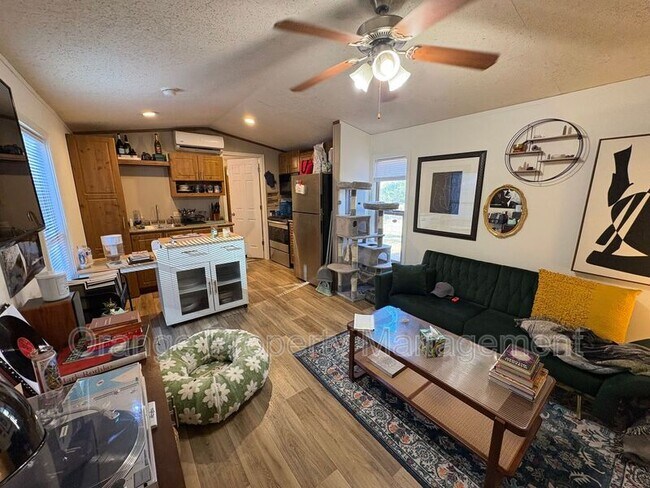 Foto del edificio - 910 Cedar Village Ln