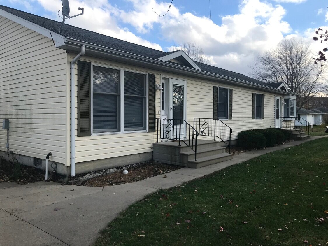 106 E Seminole St, Dwight, IL 60420 Townhome Rentals in Dwight IL