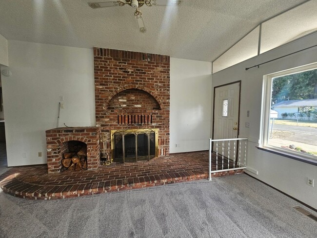 Building Photo - Spacious 1 Bedroom House!