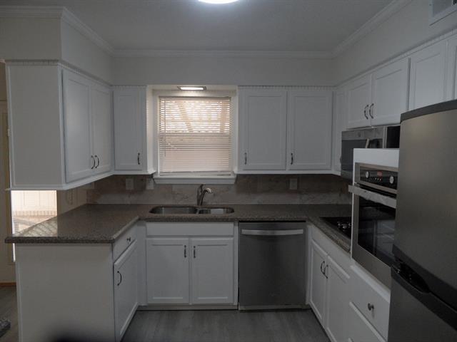 Foto del edificio - 7009 Kingsbury Dr