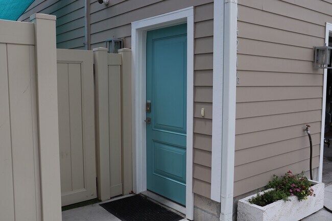 entrance - 1421 14th St N