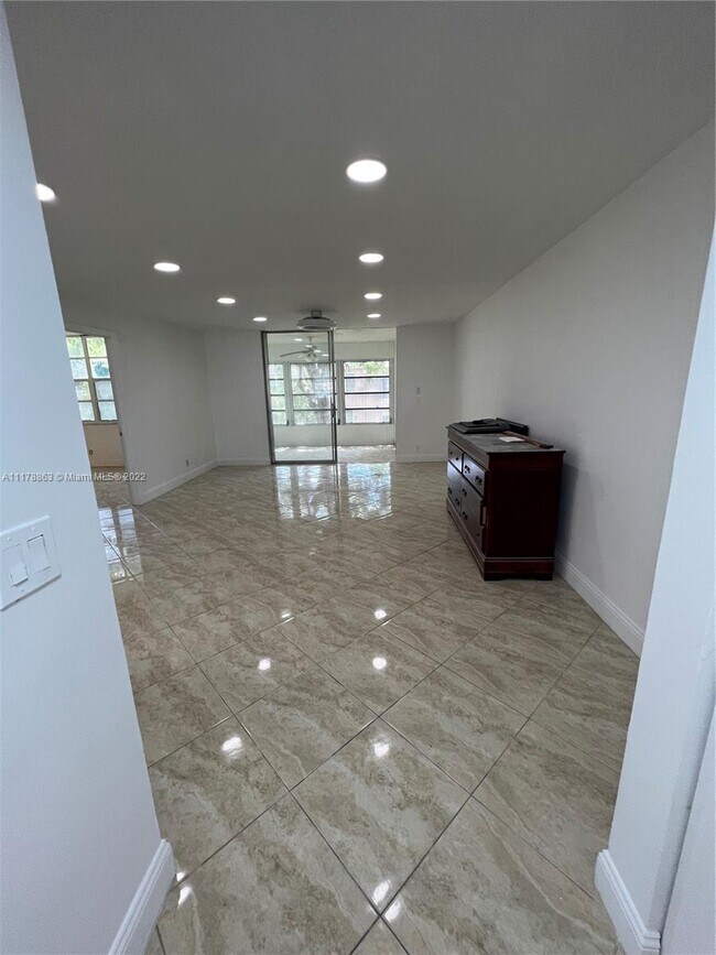 Foto del edificio - 1000 NW 80th Ave