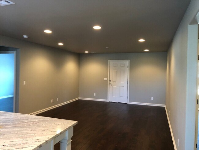 Foto del edificio - Brick Colonial - 3 Bedroom 2 Bath 1 Car Garage