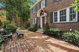 Building Photo - 506 Roslyn Pl