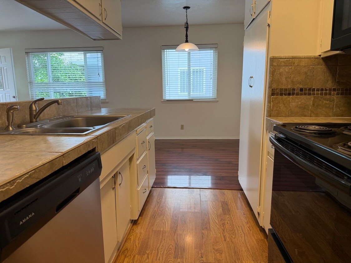 2 story updated townhouse In Rosemont 2/1 - 2 story updated townhouse In Rosemont 2/1