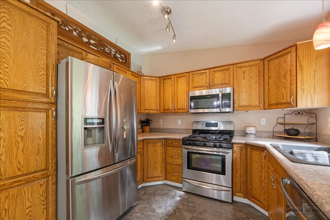 Building Photo - Beautiful 4 Bedroom 2 Bathroom House!