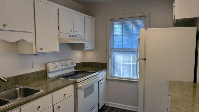 Kitchen - 510 Basswood Ave