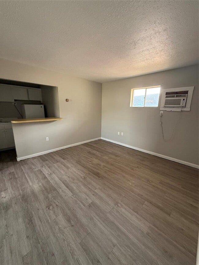 Building Photo - 1020 S Rock Island Ave