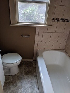 Building Photo - Freshly updated 2 bed/1 bath duplex!!