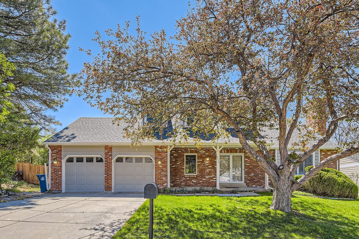 Foto principal - Gorgeous Home in Centennial w/Beautiful Fi...