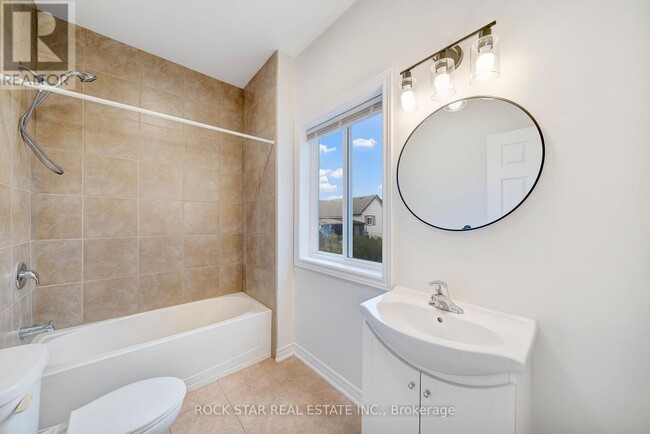 Building Photo - 11 Chestnut St E