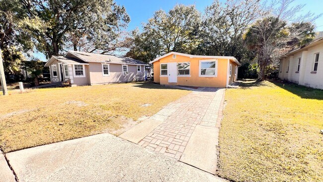 Building Photo - Charming 2 Bedroom and 1 Bath Home with a BONUS ROOM  in Winter Garden! Washer and Dryer Included!
