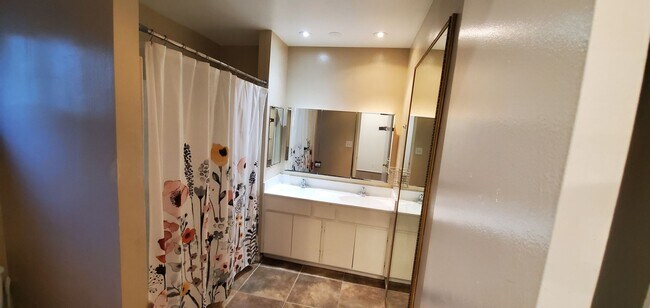 Foto del edificio - Spacious Silverlake Condo – Move-In Ready!