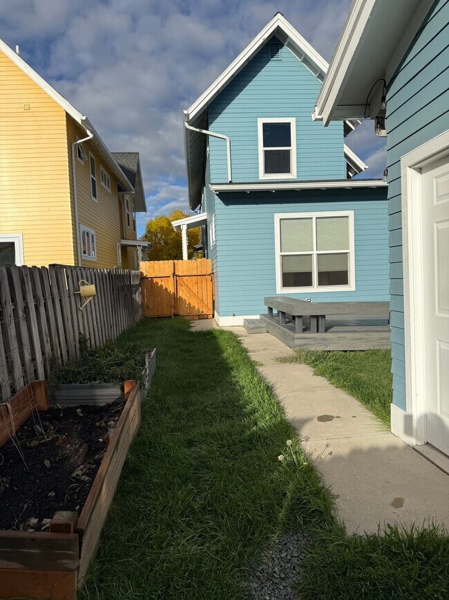 Foto del edificio - A Lovely Westside Single Family Home in the Desirable Valley West Subdivision