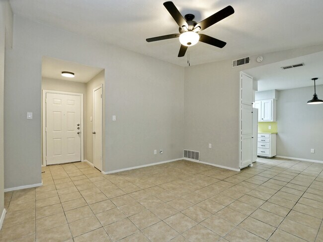 Foto del edificio - 5255 Meadow Creek Dr