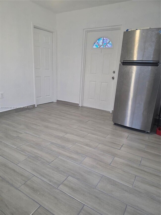 Foto del edificio - 359 W 12th St