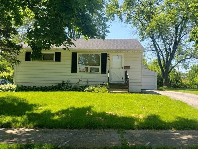 Building Photo - 2701 Iroquois Rd