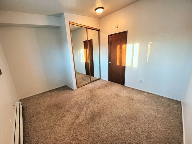 Foto del edificio - Spacious & Bright Top Floor Condo in East Anchorage, Close to Base + W/D In Unit!