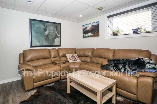 Photo du bâtiment - 9811-9869 69 Ave NW