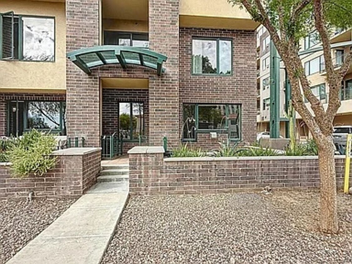 Foto principal - Charming 2BR Townhome in Phoenix