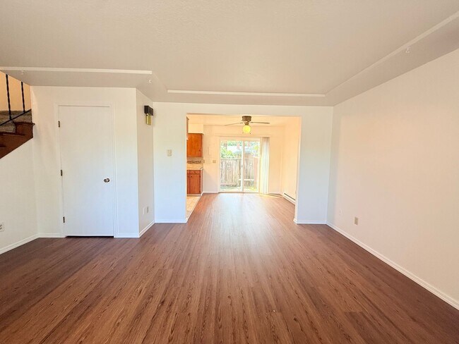 Foto del edificio - Update 2 Bedroom with Fenced Yard and Water/ Swear & Garbage Paid!