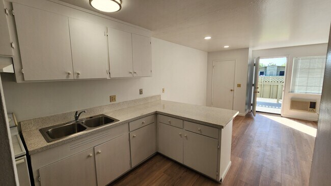 Building Photo - 4051 Park Center Ln