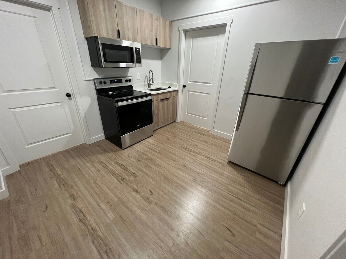 Primary Photo - Renovated Apartment in Murray!