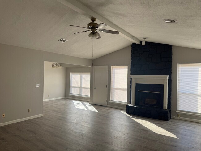 Foto del edificio - 1716 N Butternut Ave