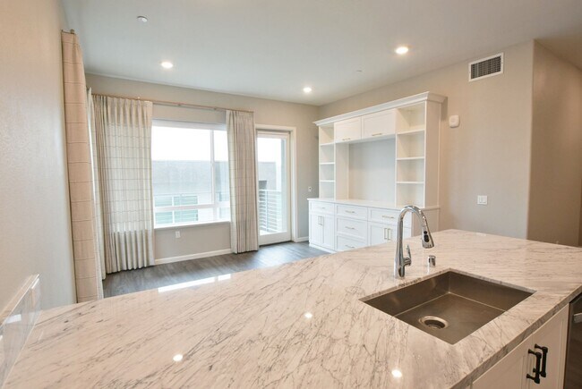 Building Photo - Stunning 3 Bedroom 2 Bath Communications Hill Beauty!!