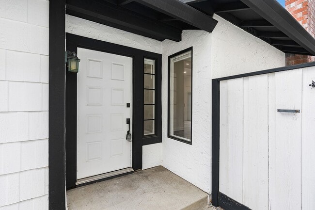 Foto del edificio - Just Renovated: Stunning 3-Bedroom, 2-Bath...