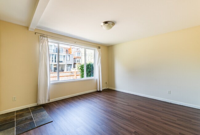 Building Photo - Perfectly located 2 bed/1 bath lower unit ...