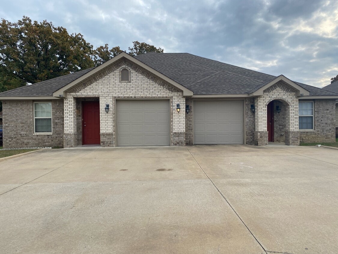 2719 Oakview Rd, Fort Smith, AR 72908 Townhouse for Rent in Fort