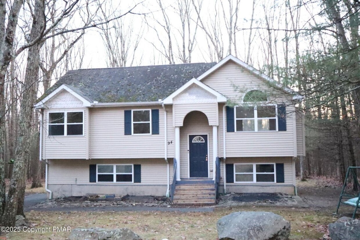 Primary Photo - Great 3BR/2BA Bilevel in the Amenity Fille...