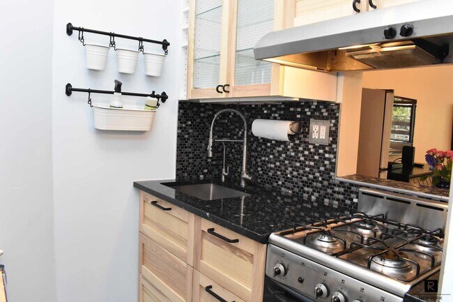 Foto del edificio - 531 E 87th St