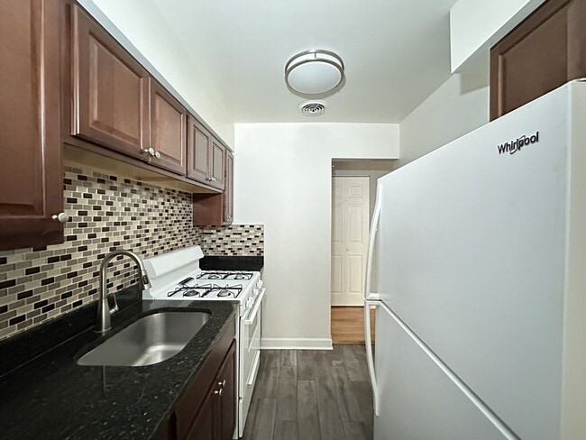 Building Photo - 6830 N Sheridan Rd