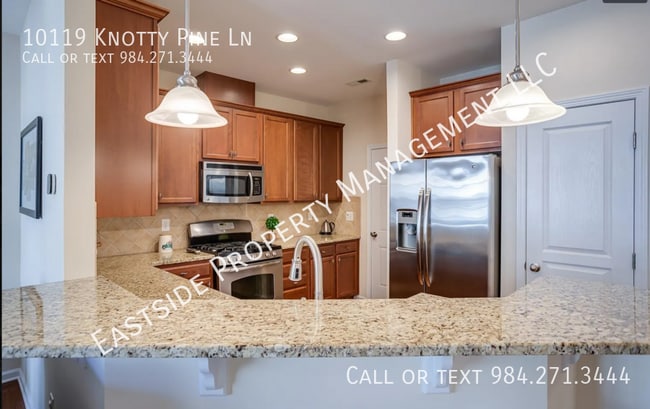 Foto del edificio - 10119 Knotty Pine Ln