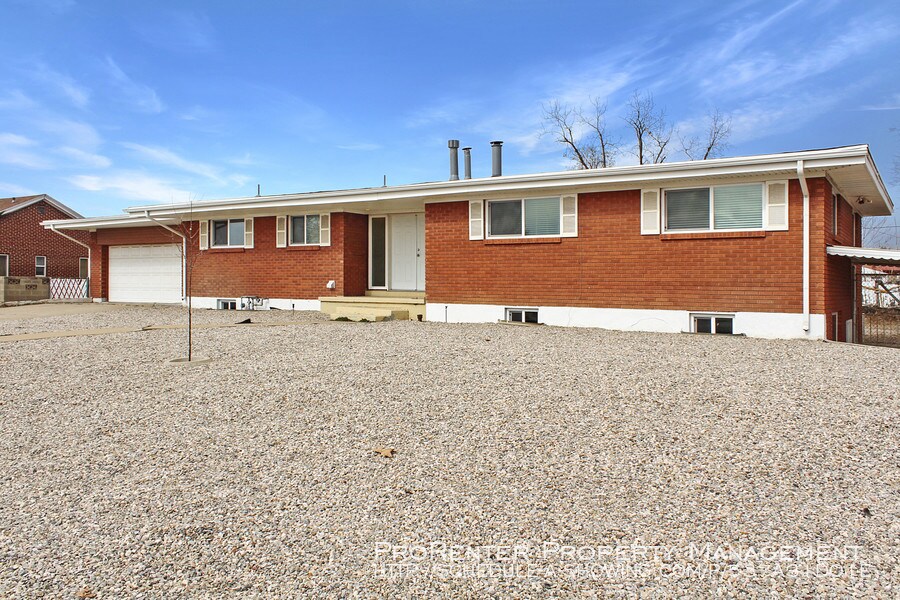 Foto principal - Huge 2 Bed, 1 Bath Clearfield Basement Unit
