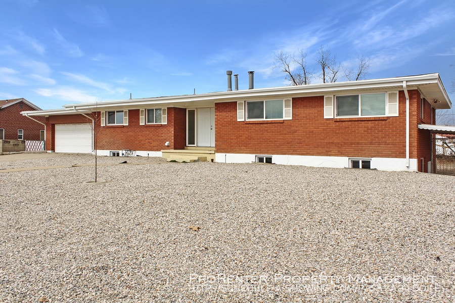 Primary Photo - Huge 2 Bed, 1 Bath Clearfield Basement Unit